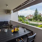 Exquisites Apartment Mit Eigener Galerie, Babybett, Waschmaschine Und Nur 700 Meter Zum Strand