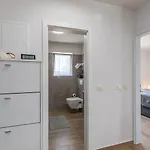 Exquisites Apartment Mit Eigener Galerie, Babybett, Waschmaschine Und Nur 700 Meter Zum Strand