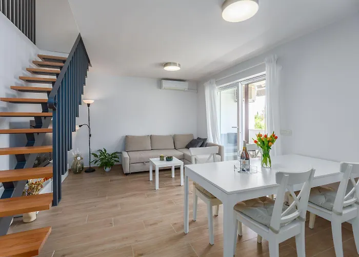Exquisites Apartment Mit Eigener Galerie, Babybett, Waschmaschine Und Nur 700 Meter Zum Strand