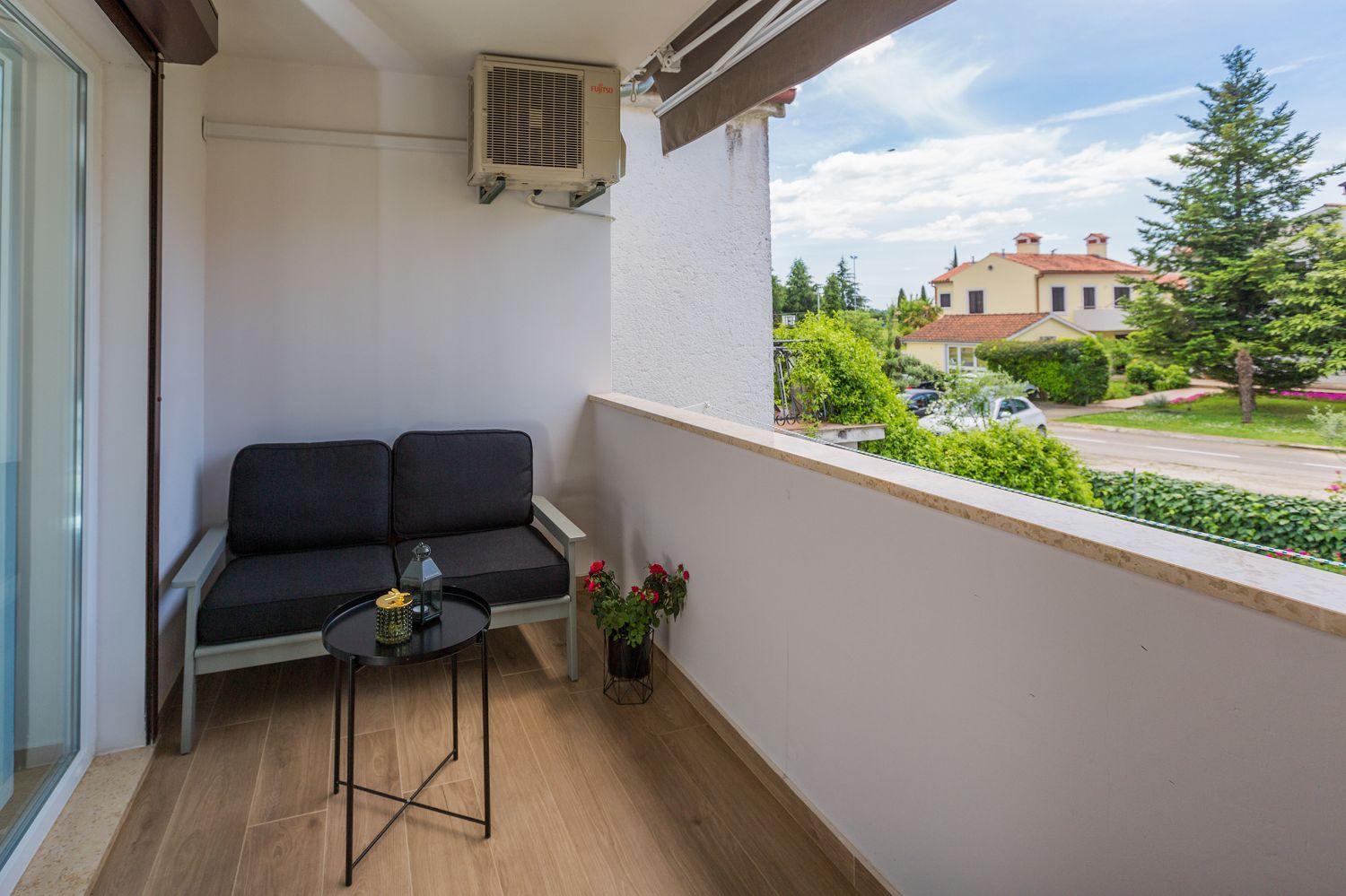 Exquisites Mit Eigener Galerie, Babybett, Waschmaschine Und Nur 700 Meter Zum Poreč