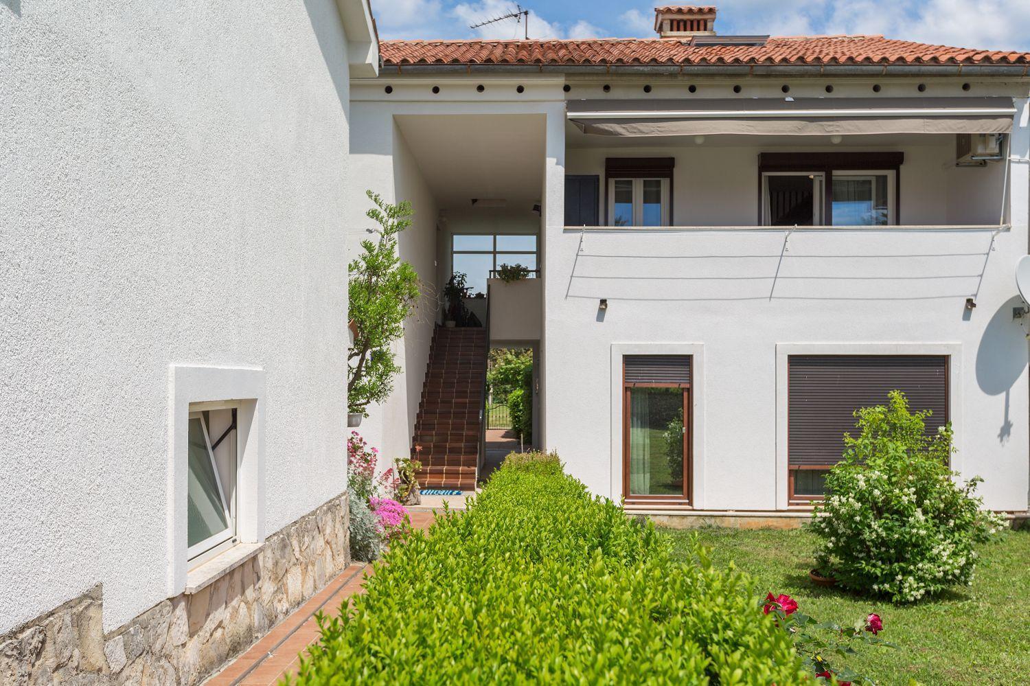 Exquisites Mit Eigener Galerie, Babybett, Waschmaschine Und Nur 700 Meter Zum * Poreč