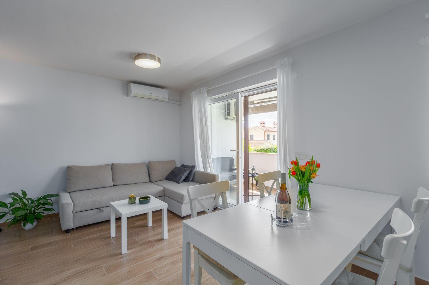 Exquisites Mit Eigener Galerie, Babybett, Waschmaschine Und Nur 700 Meter Zum * Poreč